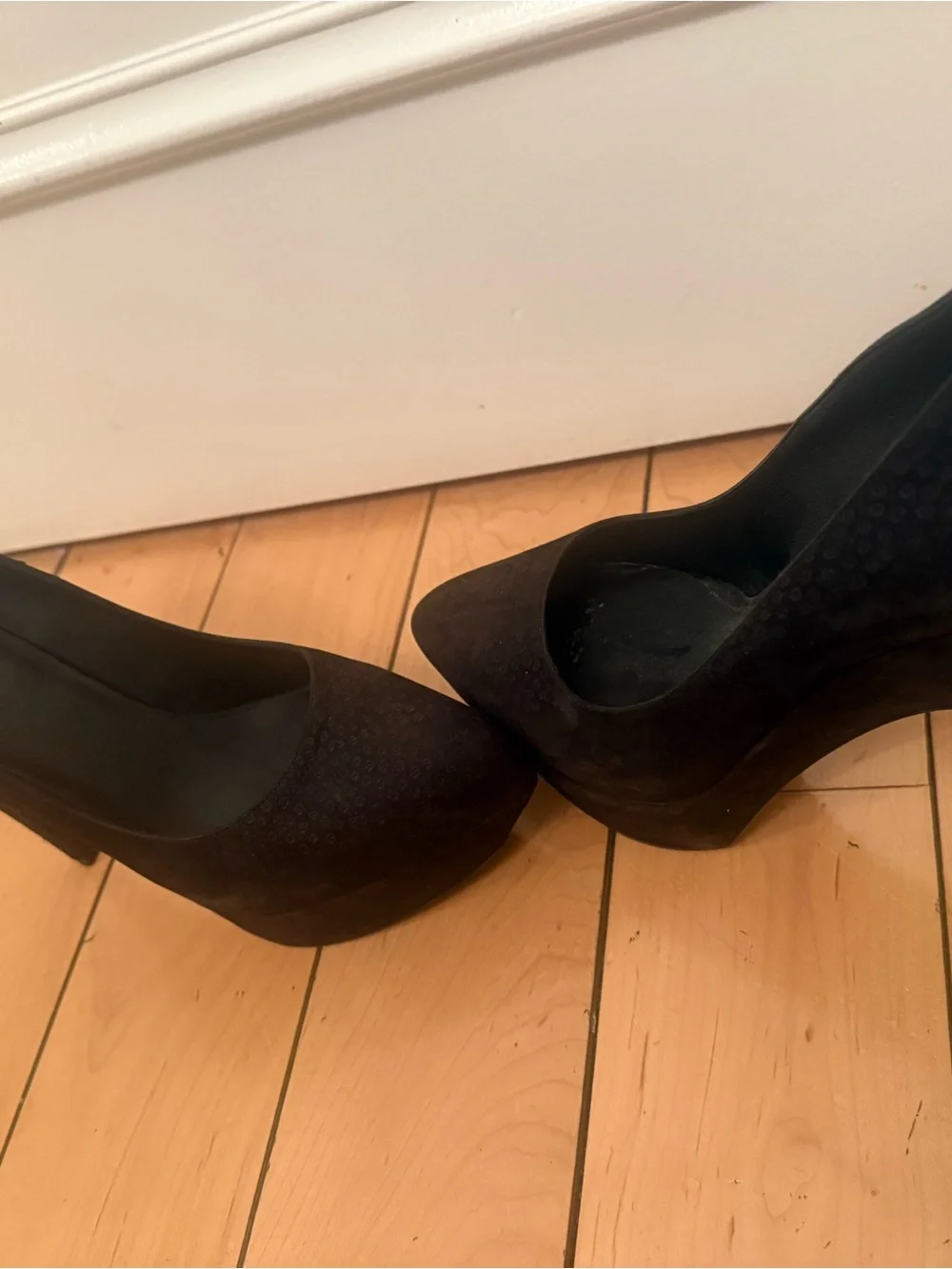 Saint Laurent Black Suede Pointed Pumps with Stiletto Heel - Picture 2 of 7